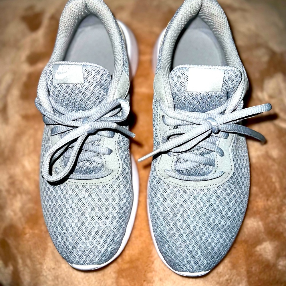 Nike Tanjun grey/white running
sneakers